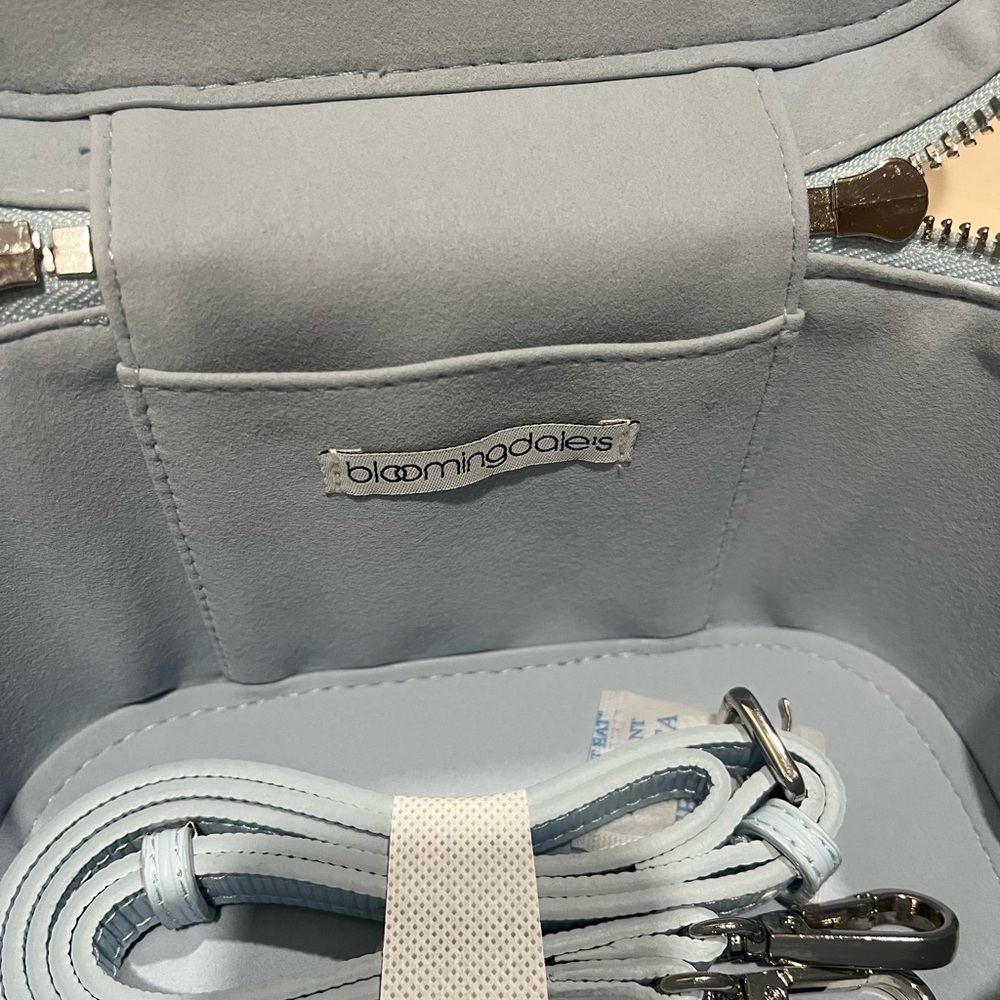 Bloomingdale’s Light Blue cosmetic bag /vanity case with strap - Picture 5 of 5